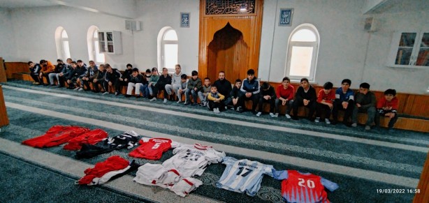 Müezzinin uygulaması takdir topladı! Çocuklara camiyi sevdirmek için üç ayda bir bunu yapıyor
