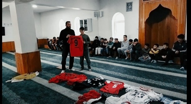 Foto - Müezzinin uygulaması takdir topladı! Çocuklara camiyi sevdirmek için üç ayda bir bunu yapıyor