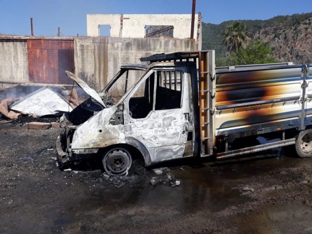 Foto - Muğla'da bir araçta yangın! Arı kovanları zarar gördü