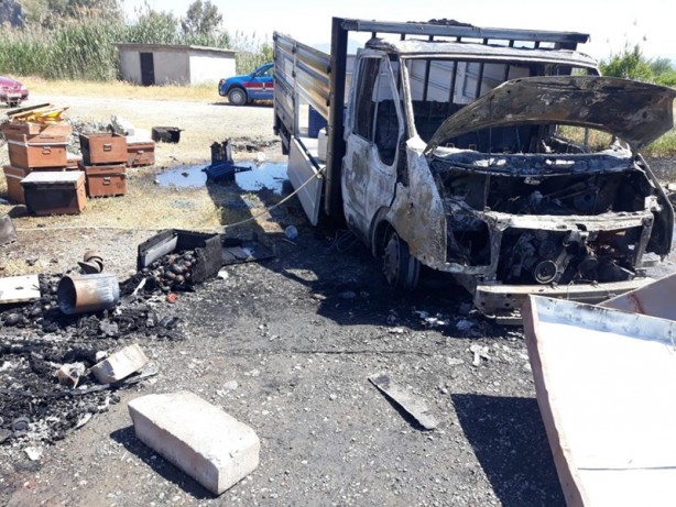 Foto - Muğla'da bir araçta yangın! Arı kovanları zarar gördü