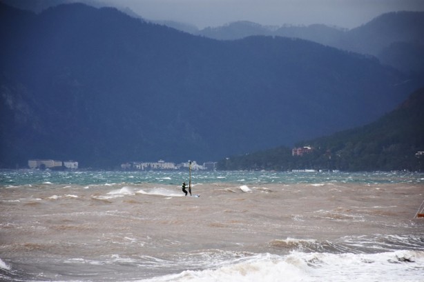 Muğla'da fırtına! Dev dalgaların etkisi altında kaldılar