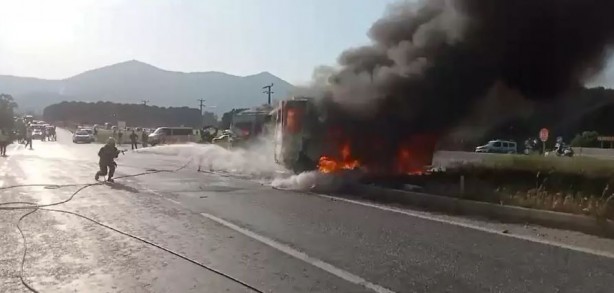Foto - Muğla'da iki minibüs çarpıştı! Çok sayıda yaralı var
