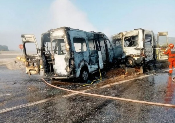 Foto - Muğla'da iki minibüs çarpıştı! Çok sayıda yaralı var