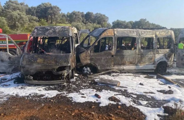 Foto - Muğla'da iki minibüs çarpıştı! Çok sayıda yaralı var
