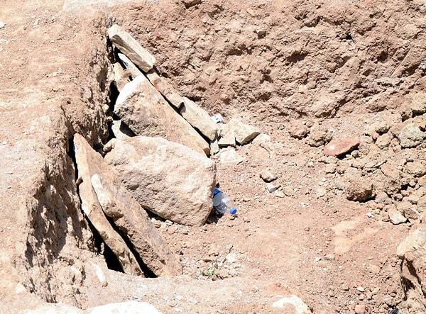 Foto - Muğla’da inşaatta çalışan işçiler define buldu! Yarısına kadar suya batmıştı! İçinden çıkanlar şaşkınlık verdi
