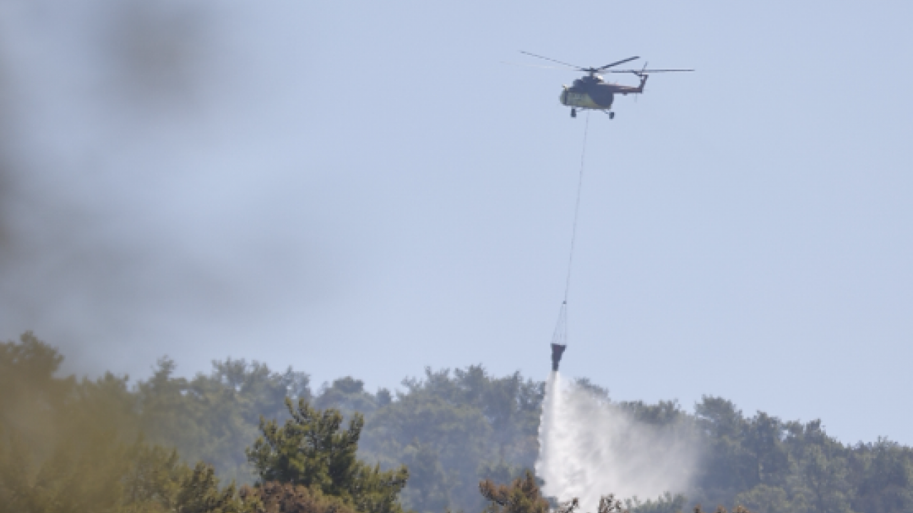 Foto - Muğla'da orman yangını! 3 helikopter ve 2 uçak havalandı