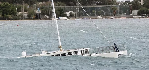 Foto - Muğla’nın Bodrum ilçesinde hayat felç oldu! Tekneler battı, yangın çıktı