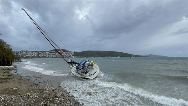 Foto - Muğla’nın Bodrum ilçesinde hayat felç oldu! Tekneler battı, yangın çıktı