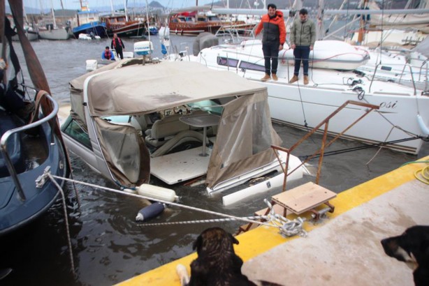 Foto - Muğla’nın Bodrum ilçesinde hayat felç oldu! Tekneler battı, yangın çıktı