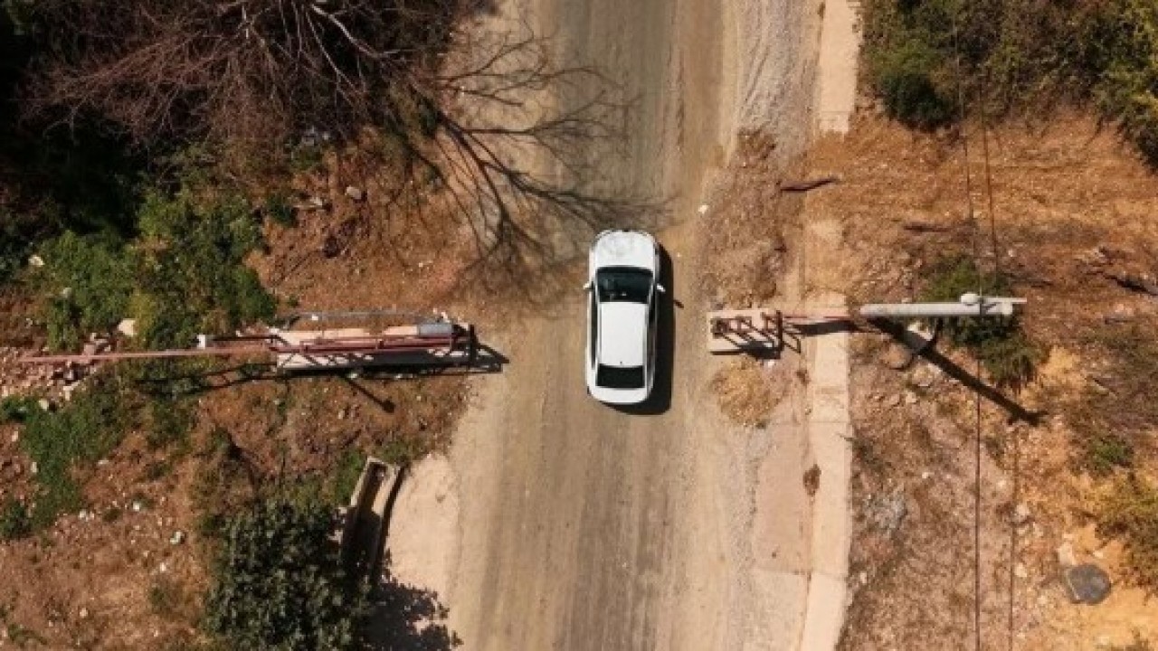 Muhtardan dikkat çeken çözüm! Mahalle girişine sürgülü kapı taktırdı