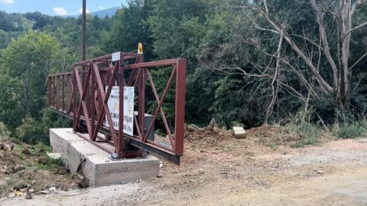 Foto - Muhtardan dikkat çeken çözüm! Mahalle girişine sürgülü kapı taktırdı