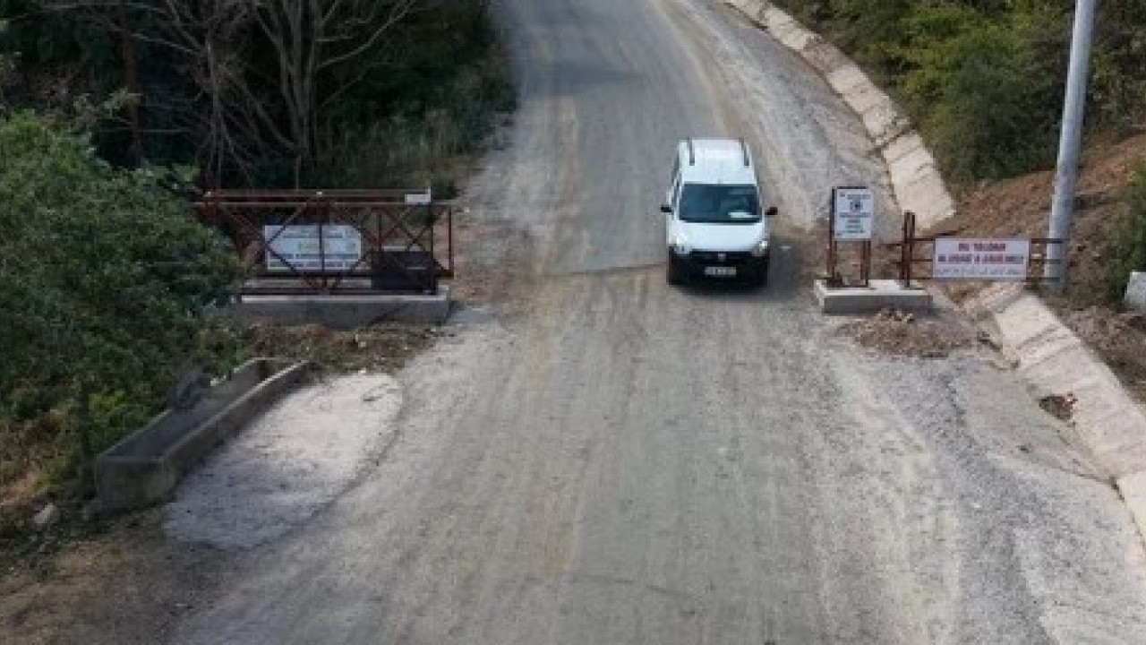 Foto - Muhtardan dikkat çeken çözüm! Mahalle girişine sürgülü kapı taktırdı