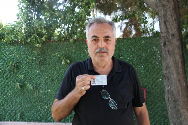 Muhtarın ismini gören telefona sarılıyor