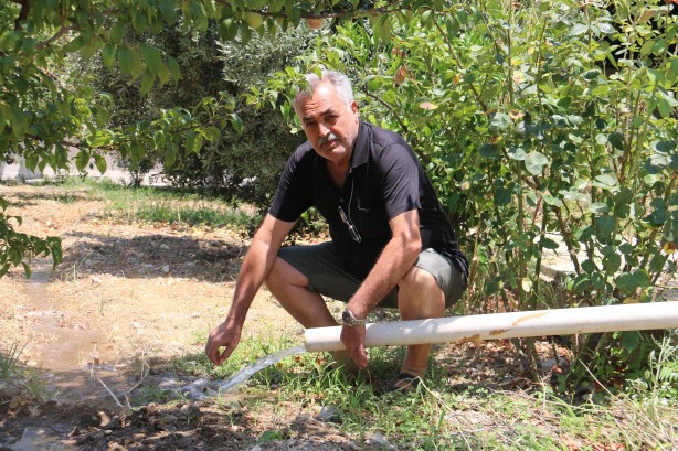 Foto - Muhtarın ismini gören telefona sarılıyor