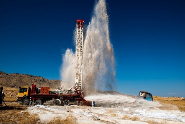 Bir ilimizde yerin 400 metre altında devasa bir su kaynağına ulaşıldı! Yerin altından fışkırıyor