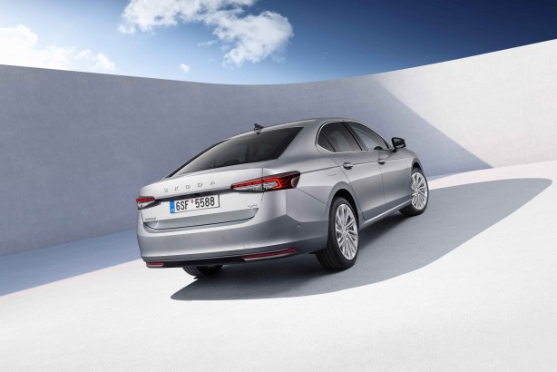 Foto - Müjdeyi veriyoruz! Skoda D segmentindeki amiral gemisi modelini Türkiye’ye getirdi! İster sedan ister station wagon seçeneği sunan otomobilin fiyatını paylaşıyoruz!