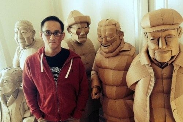 Mukavvadan yaptığı kostümlerle fenomen oldu!