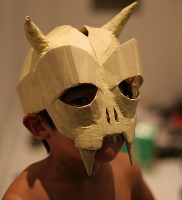 Foto - Mukavvadan yaptığı kostümlerle fenomen oldu!