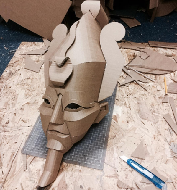 Foto - Mukavvadan yaptığı kostümlerle fenomen oldu!