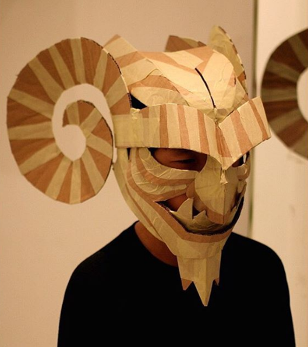 Foto - Mukavvadan yaptığı kostümlerle fenomen oldu!