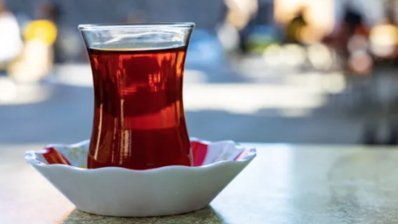 Mükemmel bir çay için... Çay demlerken yapılan bu hata tüm tadı adeta yok ediyor! Peki ama nasıl?