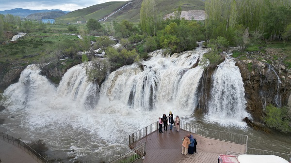 Foto - Muradiye Şelalesi yağışların ardından coştu