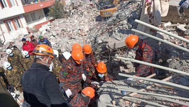 Foto - Murat Kekili deprem bölgesinden 'polis' detayını duyurarak uyardı: Halkın tarifesi hiç kalır, demedi demeyin