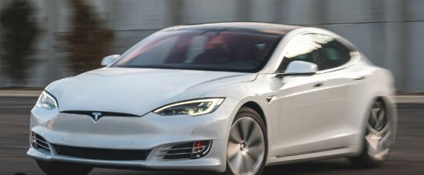 Musk elektrikli otomobilde rakiplerini silmeye kararlı! Bir indirim daha yaptı