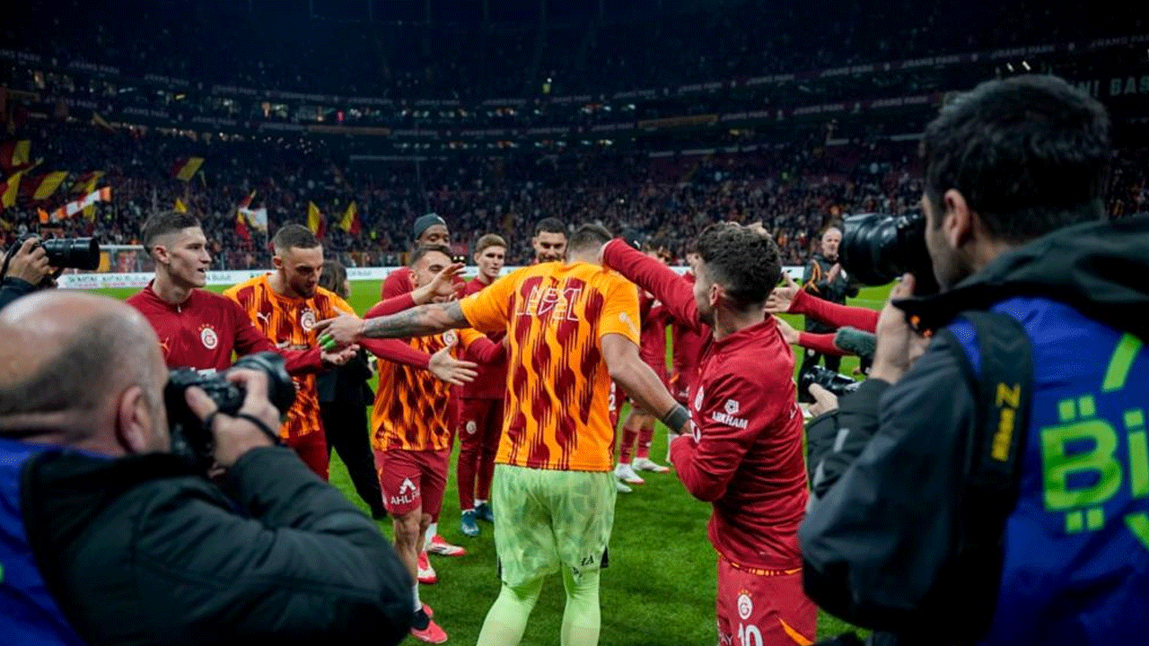 Foto - Muslera, Galatasaray tarihinin zirvesinde