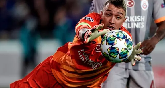 Foto - Muslera hakkında ortalığı karıştıran iddia! Sen ne yaptın böyle kaptan! Yok artık...