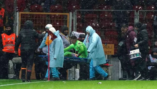 Foto - Muslera sahadan sedye ile ayrıldı