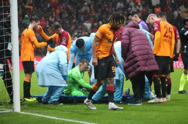 Foto - Muslera sahadan sedye ile ayrıldı