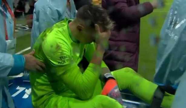 Foto - Muslera sahadan sedye ile ayrıldı