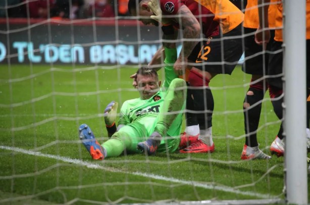 Foto - Muslera sahadan sedye ile ayrıldı