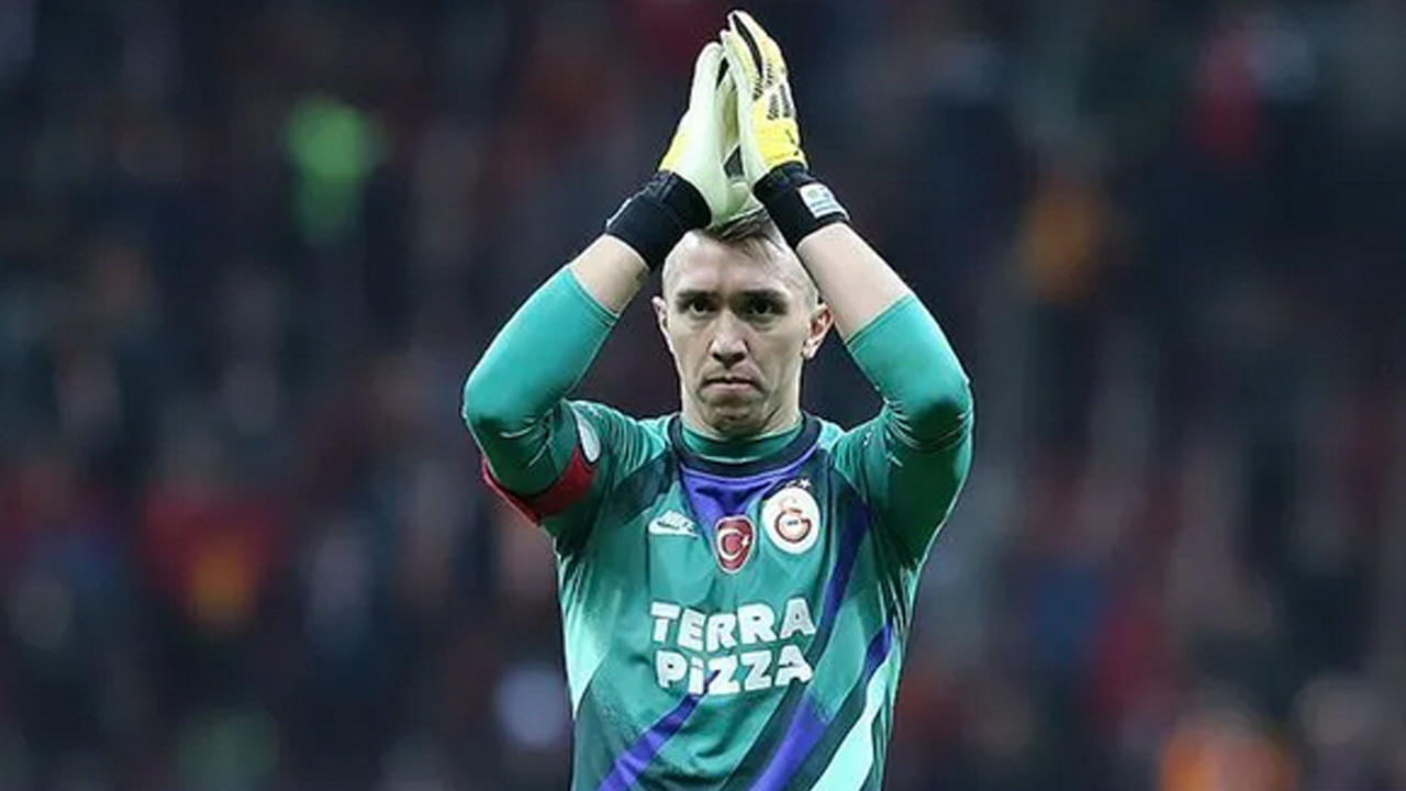 Foto - Muslera sen ne yaptın böyle! Galatasaraylılar isyanda: İtalyanlar istemeye istemeye duyurdu bile…