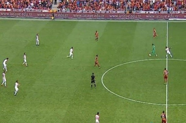 Foto - Muslera'dan orta sahada çalım şov!