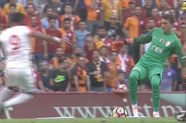  Muslera'dan orta sahada çalım şov!