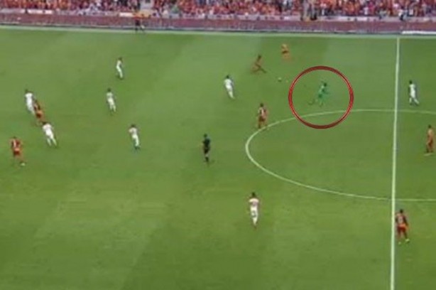 Foto - Muslera'dan orta sahada çalım şov!