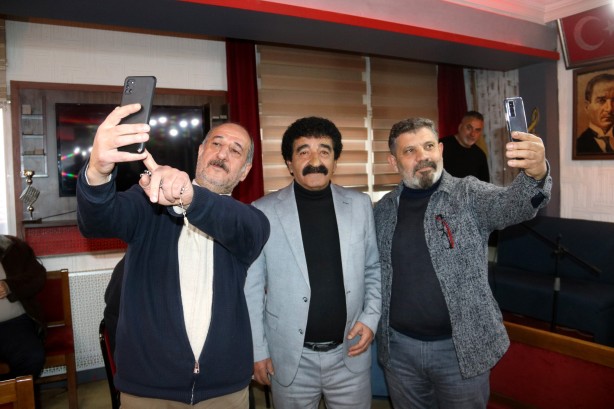 Foto - Müslüm Gürses'e benzeyen Sivaslı Bayrağı gören fotoğraf çektiriyor!