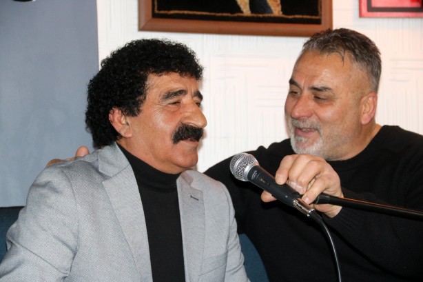 Foto - Müslüm Gürses'e benzeyen Sivaslı Bayrağı gören fotoğraf çektiriyor!