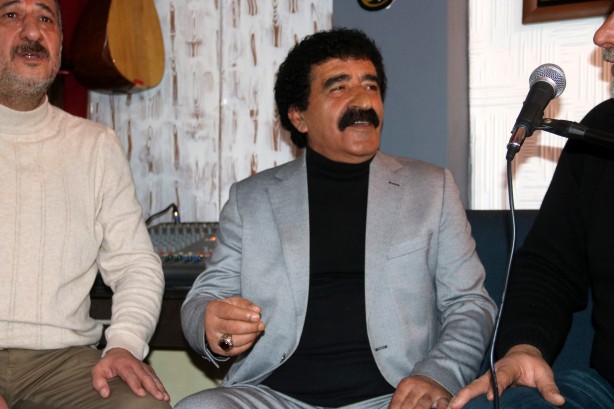 Foto - Müslüm Gürses'e benzeyen Sivaslı Bayrağı gören fotoğraf çektiriyor!