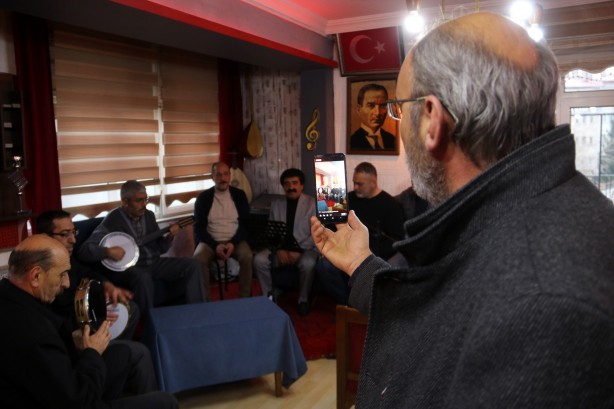 Foto - Müslüm Gürses'e benzeyen Sivaslı Bayrağı gören fotoğraf çektiriyor!