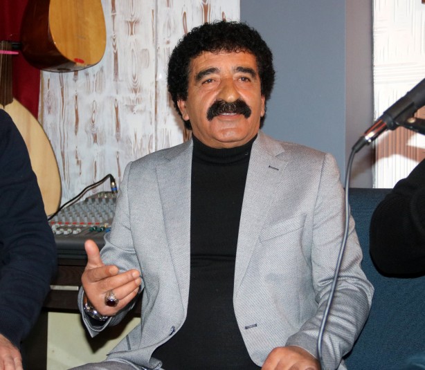 Müslüm Gürses'e benzeyen Sivaslı Bayrağı gören fotoğraf çektiriyor!