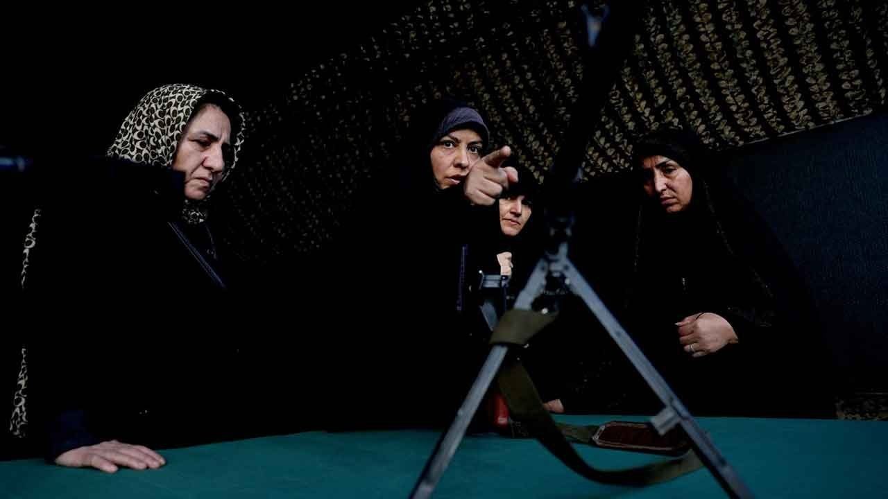 Foto - Müslüman ülkede kadınlar sahaya indi: Ellerinde silahlarla atış talimi yapmaya başladı