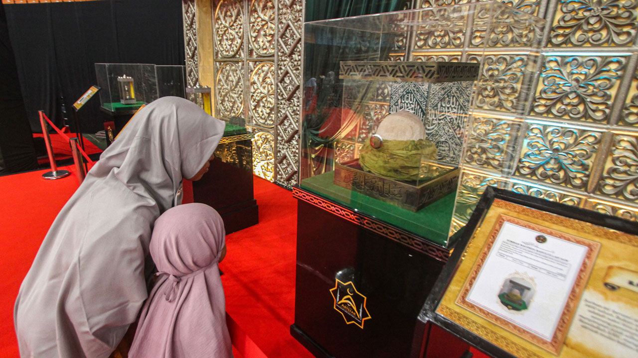 Müslümanlar akın etti! Efendimizden günümüze kalan eşyalar sergileniyor