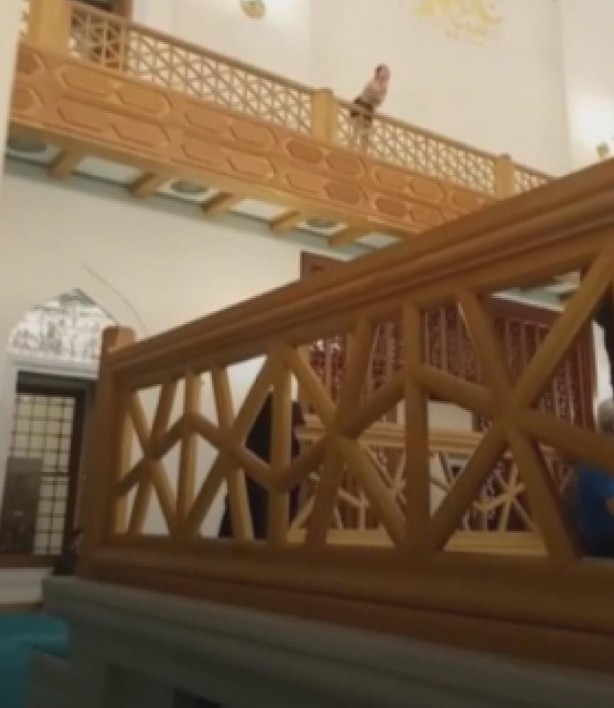 Foto - Müslümanların sinir uçlarıyla oynuyorlar! Yarı çıplak seküler ahlaksızdan camide küstahlık