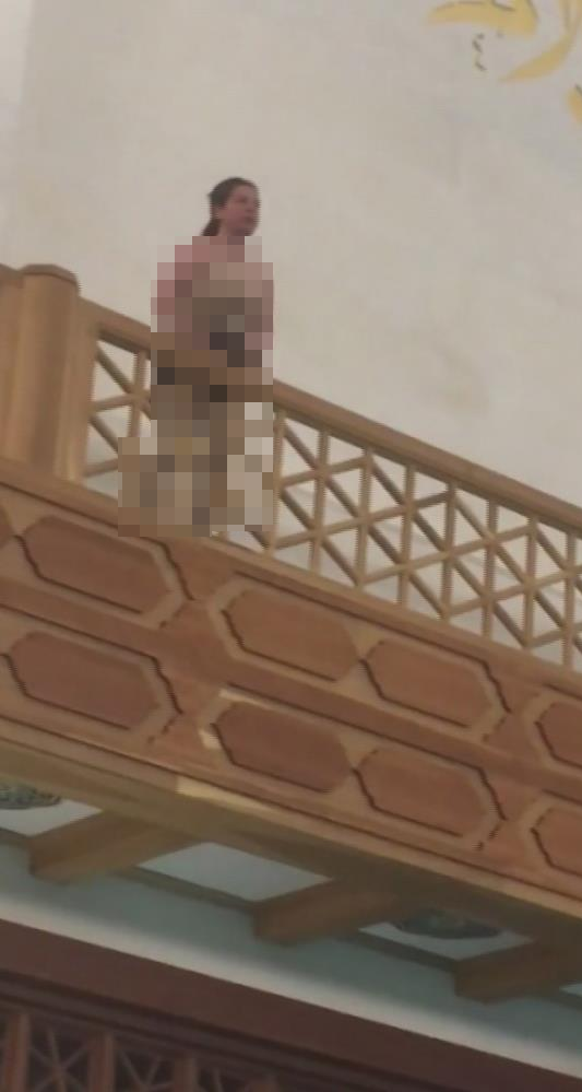Foto - Müslümanların sinir uçlarıyla oynuyorlar! Yarı çıplak seküler ahlaksızdan camide küstahlık