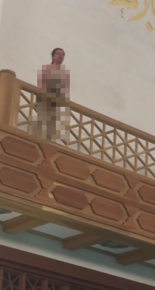 Müslümanların sinir uçlarıyla oynuyorlar! Yarı çıplak seküler ahlaksızdan camide küstahlık
