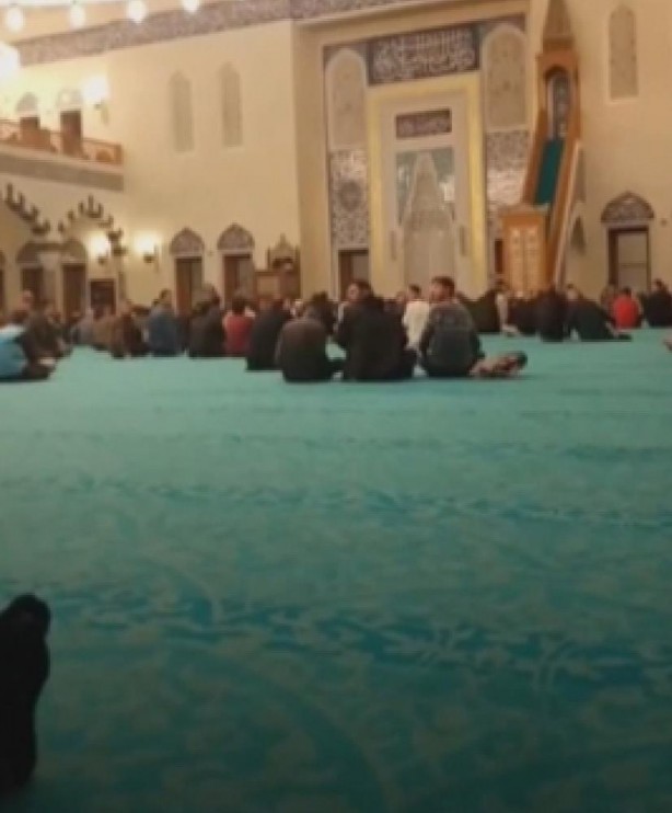 Foto - Müslümanların sinir uçlarıyla oynuyorlar! Yarı çıplak seküler ahlaksızdan camide küstahlık