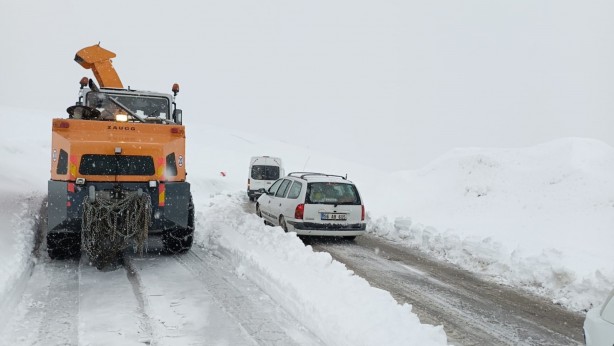 Foto - Muş'ta tipi nedeniyle 85 kişi yolda mahsur kaldı!